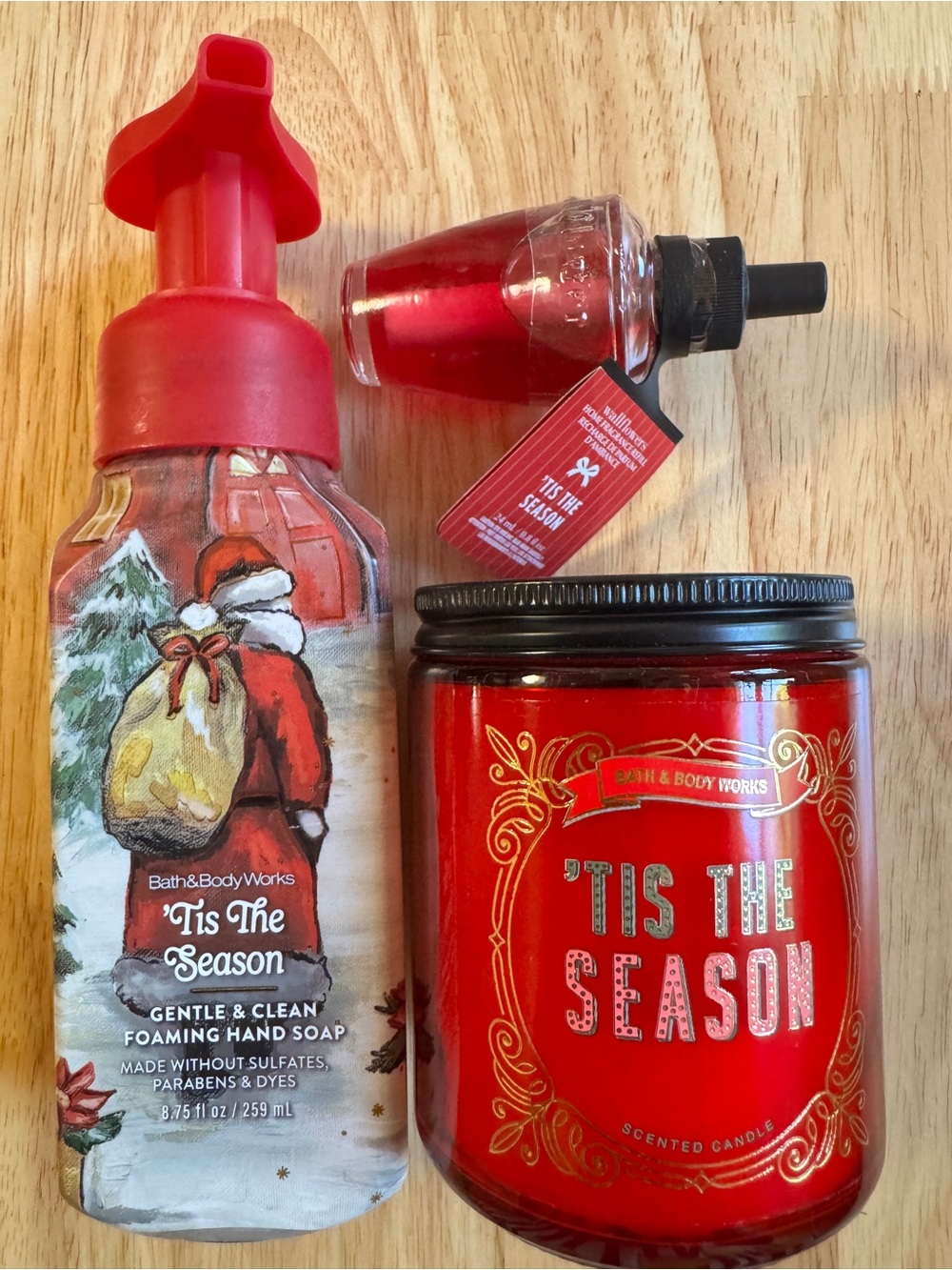 Bath & Body Works Red 'Tis The Season Candle & Foaming Soap Gift Set